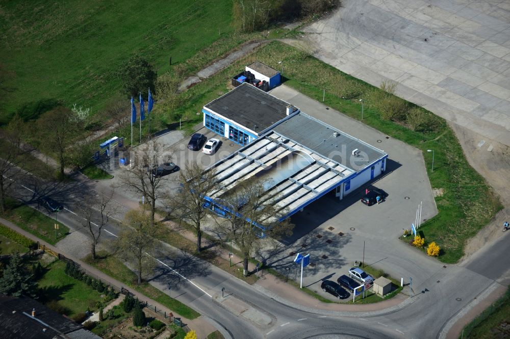 Luftaufnahme Werneuchen - Aral Tankstelle am Kreisverkehr an der Kreuzung Freienwalder Chaussee ( B158 ) / Alte Hirschfelder Straße in Werneuchen im Bundesland Brandenburg