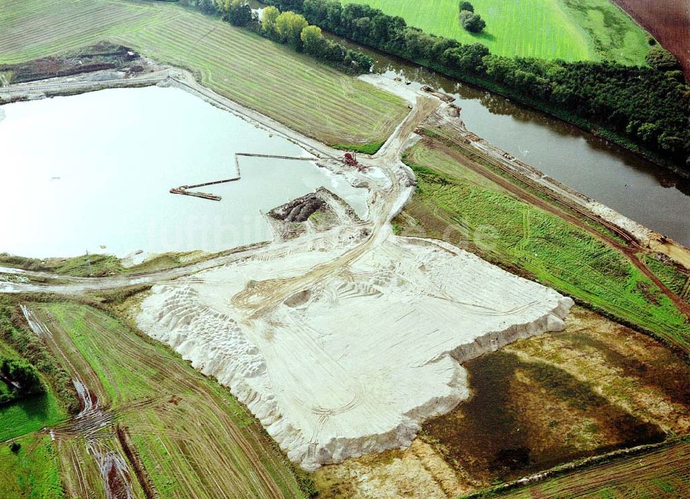 Burg aus der Vogelperspektive: Arbeiten zum Ausbau des Elbe - Havel - Kanales nordöstlich von Burg.