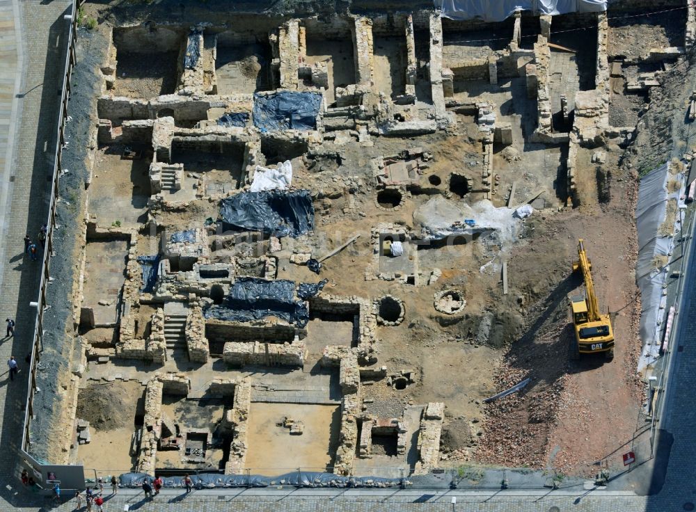 Dresden aus der Vogelperspektive: Archäologische Ausgrabungsarbeiten am Jüdenhof in der historischen Altstadt von Dresden Bundesland Sachsen