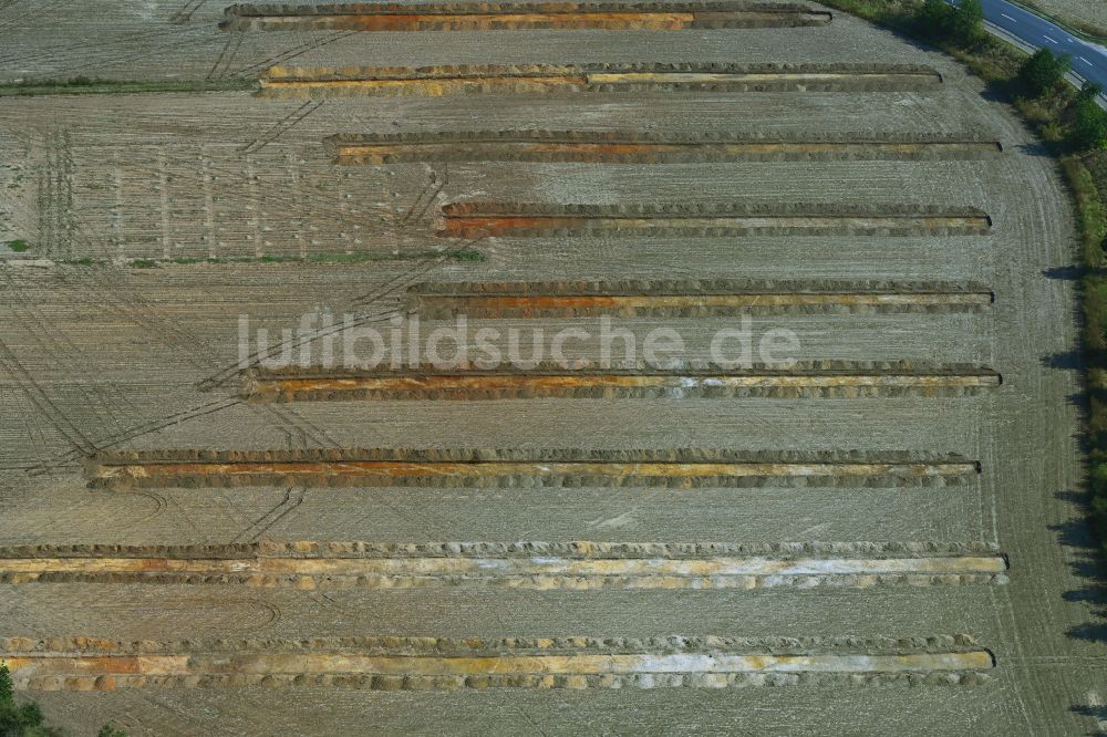 Luftbild Radeburg - Archäologische Freilegungs- und Konservierungsarbeiten auf einem Feld in Radeburg im Bundesland Sachsen, Deutschland