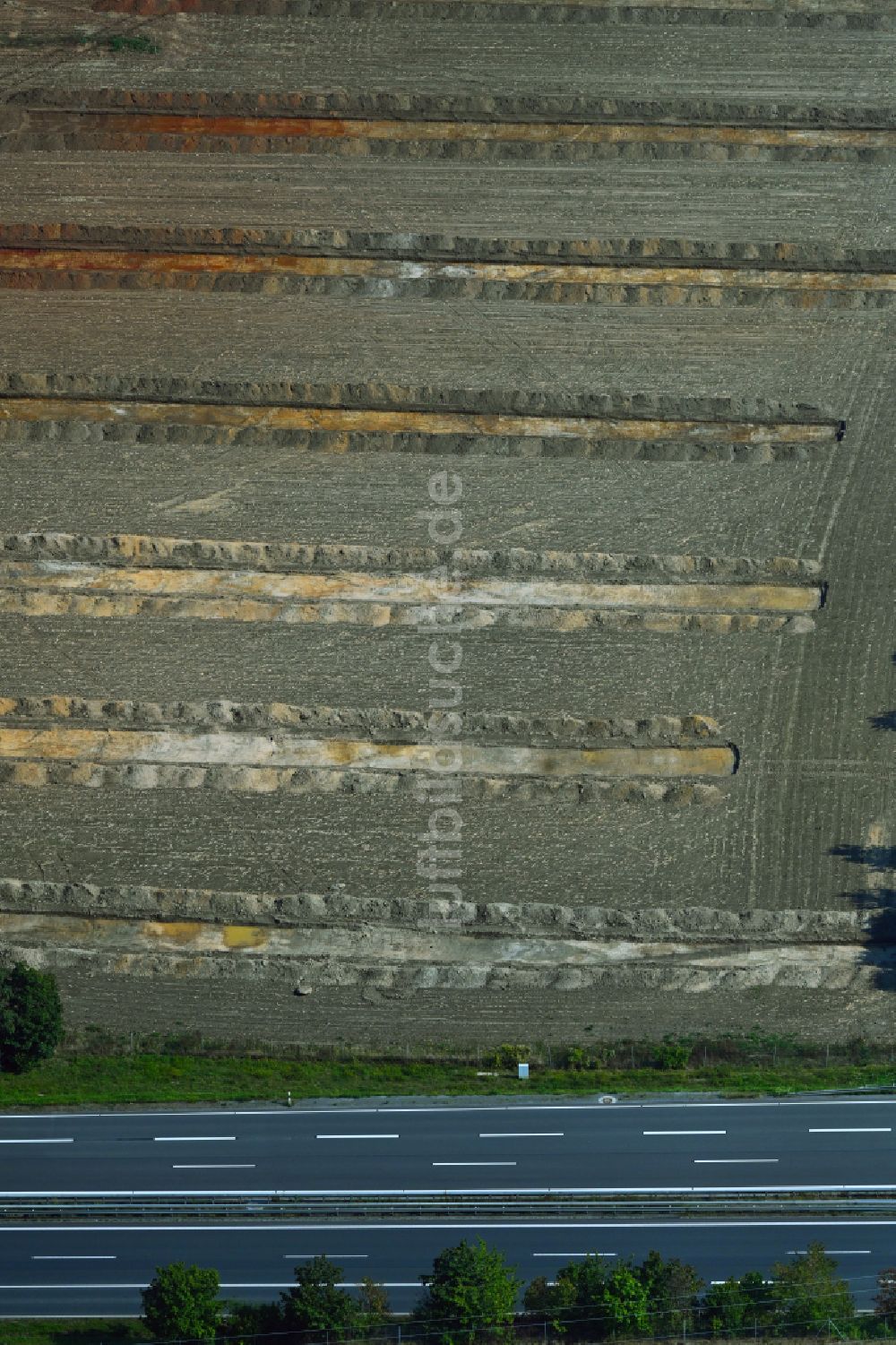 Luftaufnahme Radeburg - Archäologische Freilegungs- und Konservierungsarbeiten auf einem Feld in Radeburg im Bundesland Sachsen, Deutschland