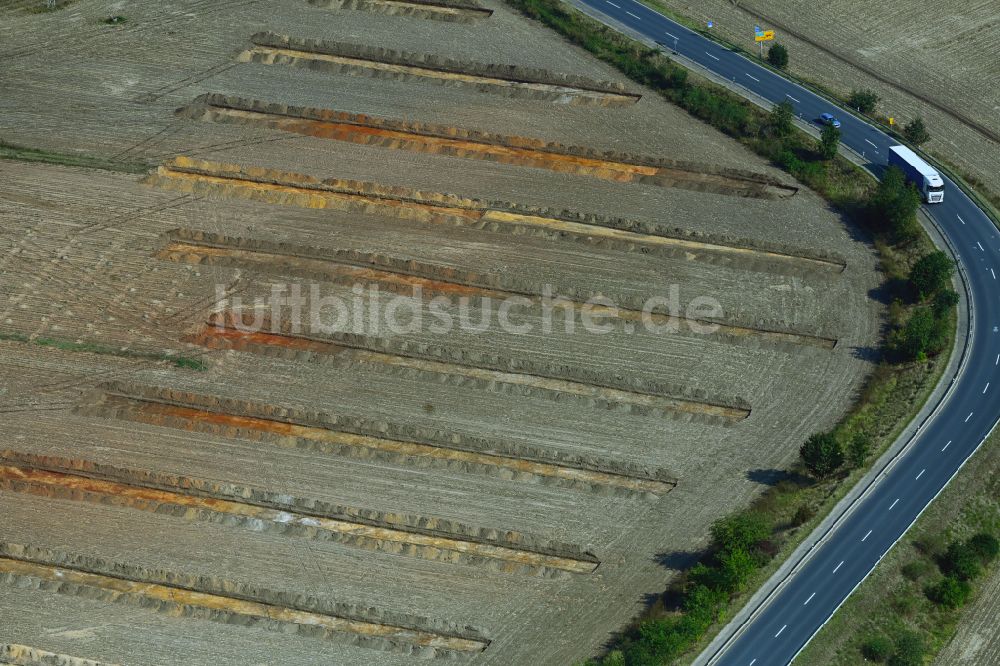 Radeburg aus der Vogelperspektive: Archäologische Freilegungs- und Konservierungsarbeiten auf einem Feld in Radeburg im Bundesland Sachsen, Deutschland