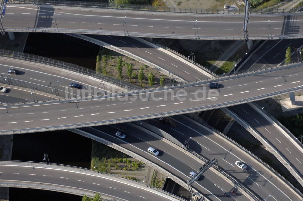 Berlin aus der Vogelperspektive: Areal des Autobahndreieck der A113 im Bereich Grenzallee / Spätstrasse am Sieversufer in Berlin