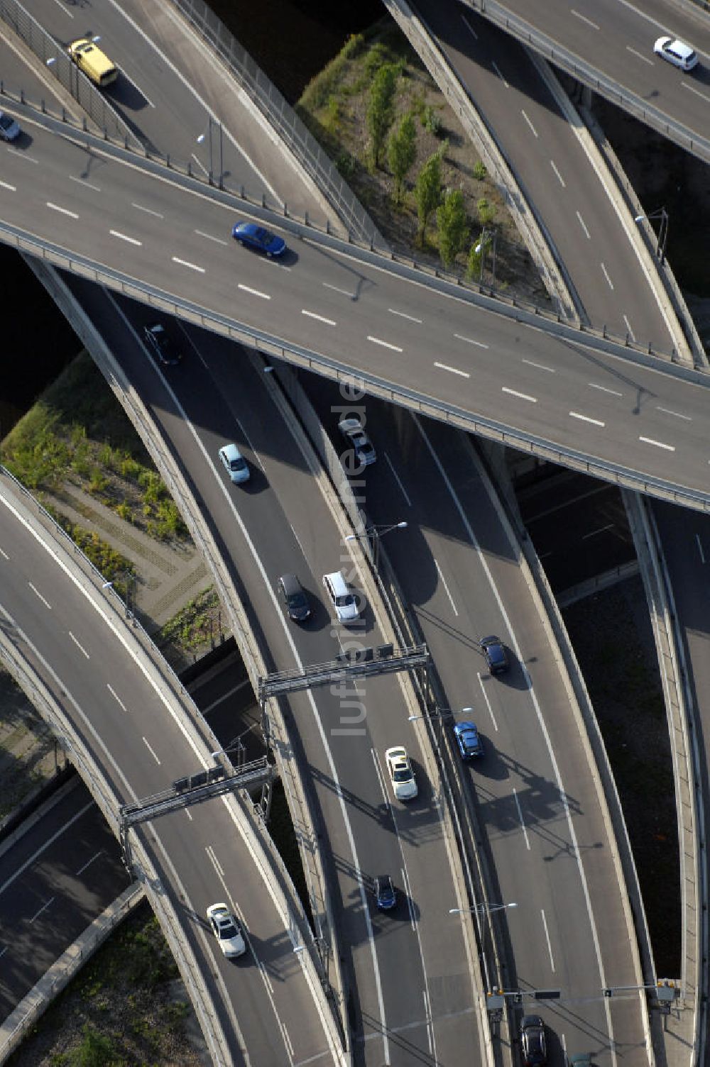 Luftbild Berlin - Areal des Autobahndreieck der A113 im Bereich Grenzallee / Spätstrasse am Sieversufer in Berlin