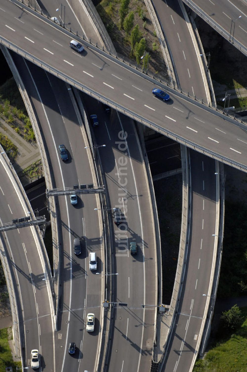 Luftaufnahme Berlin - Areal des Autobahndreieck der A113 im Bereich Grenzallee / Spätstrasse am Sieversufer in Berlin