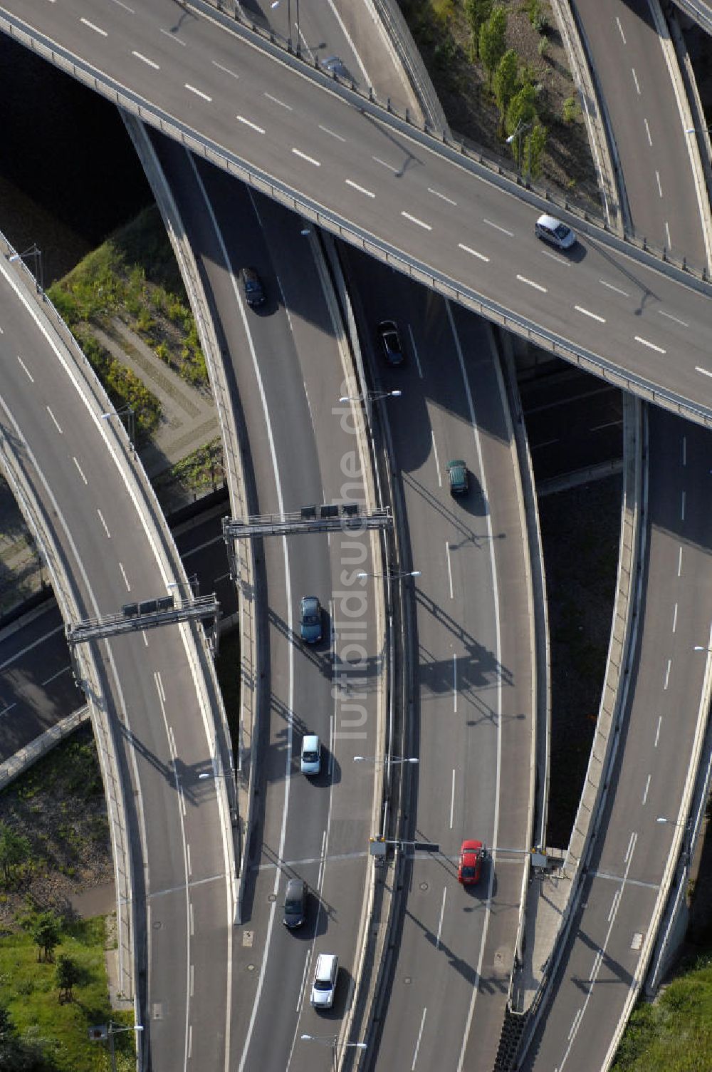 Berlin von oben - Areal des Autobahndreieck der A113 im Bereich Grenzallee / Spätstrasse am Sieversufer in Berlin