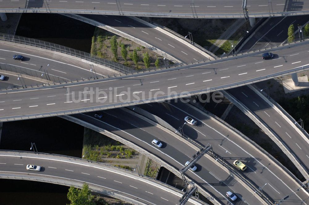 Berlin aus der Vogelperspektive: Areal des Autobahndreieck der A113 im Bereich Grenzallee / Spätstrasse am Sieversufer in Berlin