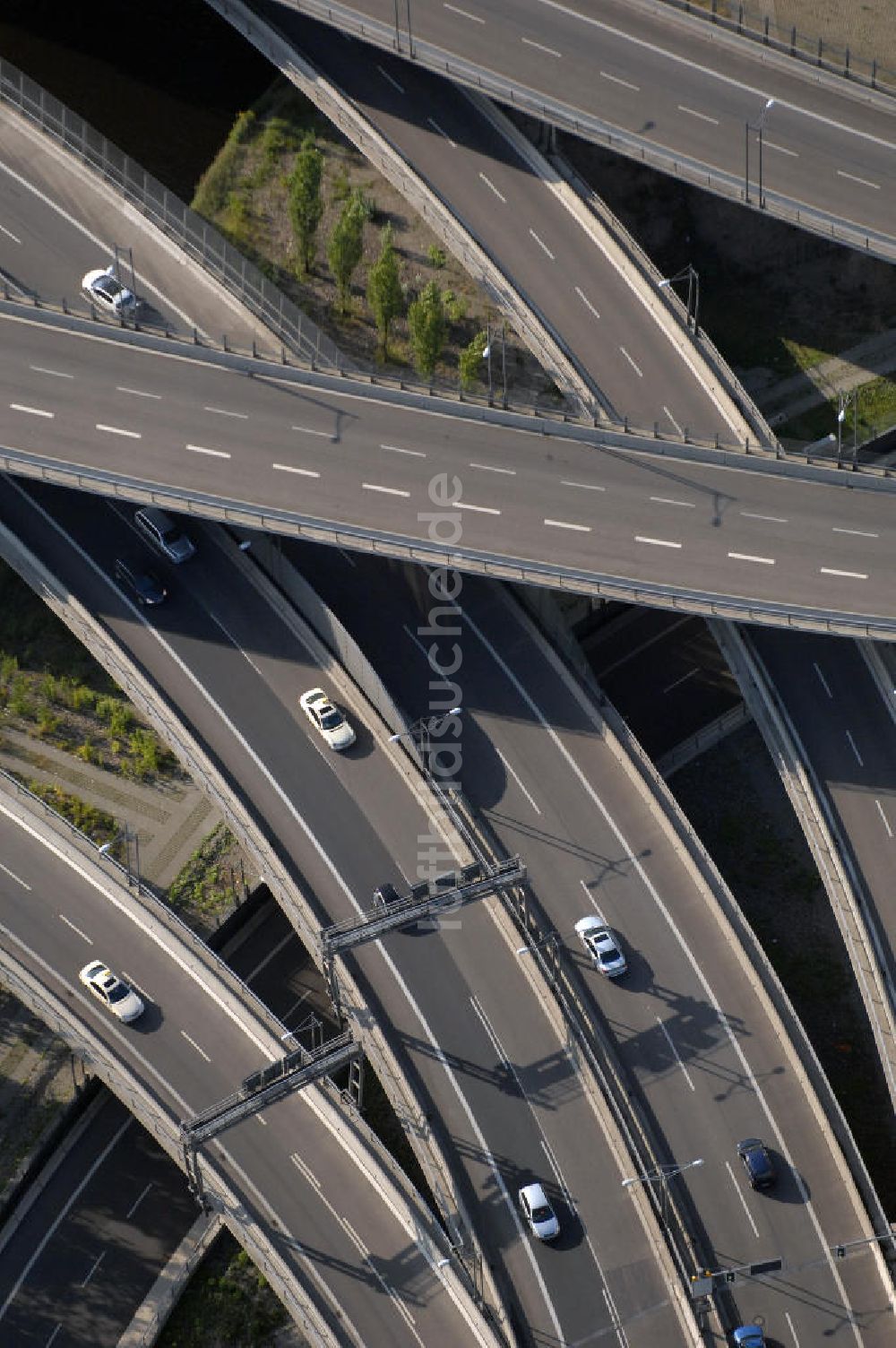 Luftbild Berlin - Areal des Autobahndreieck der A113 im Bereich Grenzallee / Spätstrasse am Sieversufer in Berlin