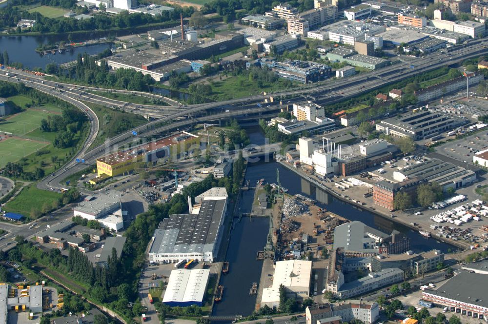 Berlin aus der Vogelperspektive: Areal des Autobahndreieck der A100 / A113 Berlin