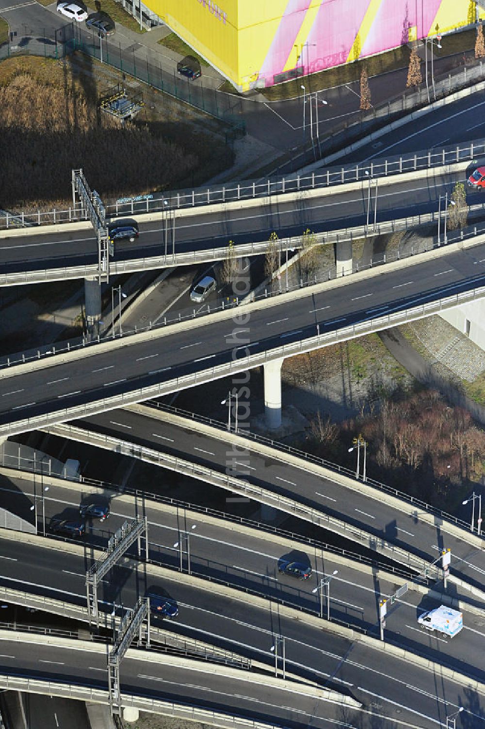 Berlin von oben - Areal des Autobahndreieck der Stadtautobahn A100 / A113 Berlin