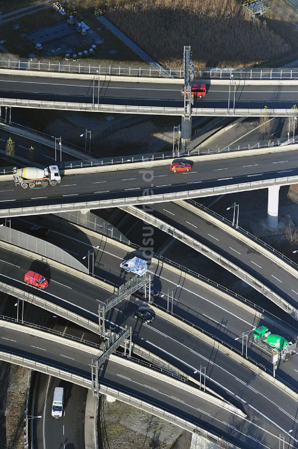 Berlin aus der Vogelperspektive: Areal des Autobahndreieck der Stadtautobahn A100 / A113 Berlin