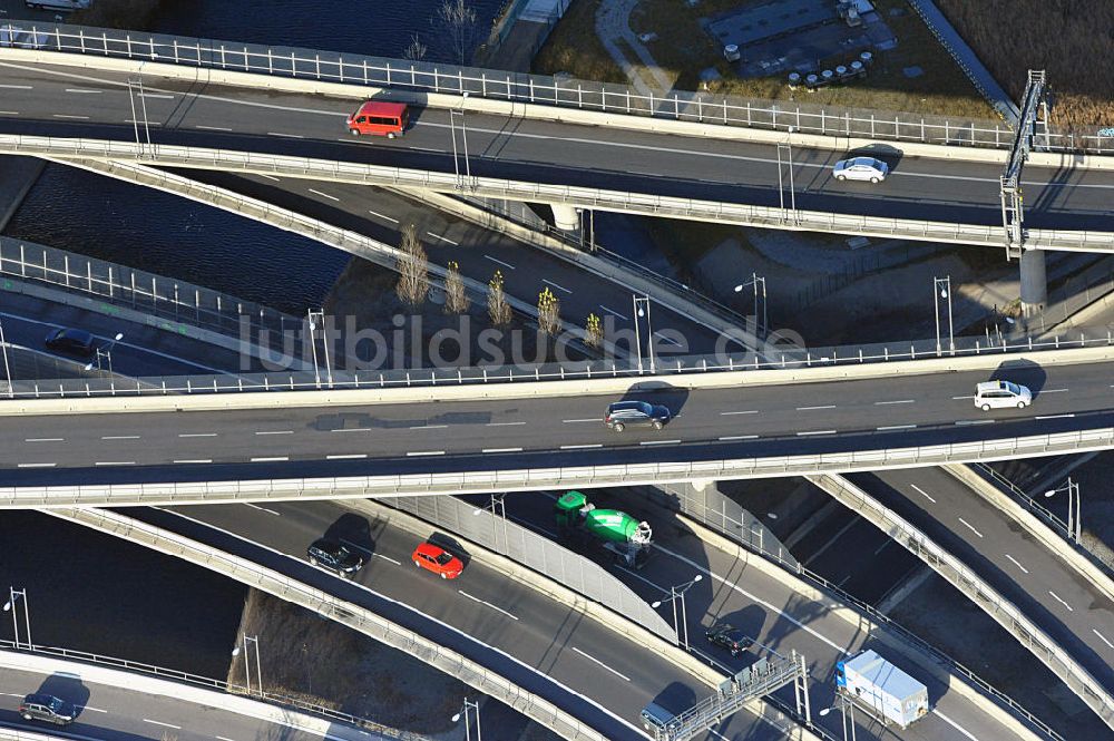 Luftaufnahme Berlin - Areal des Autobahndreieck der Stadtautobahn A100 / A113 Berlin