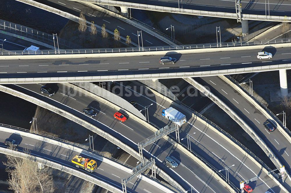 Berlin von oben - Areal des Autobahndreieck der Stadtautobahn A100 / A113 Berlin