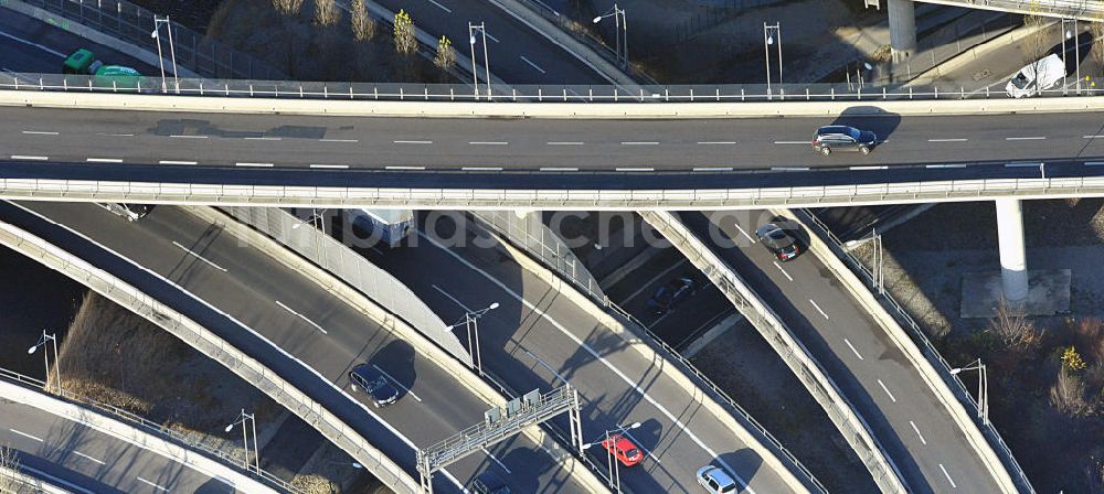 Berlin aus der Vogelperspektive: Areal des Autobahndreieck der Stadtautobahn A100 / A113 Berlin