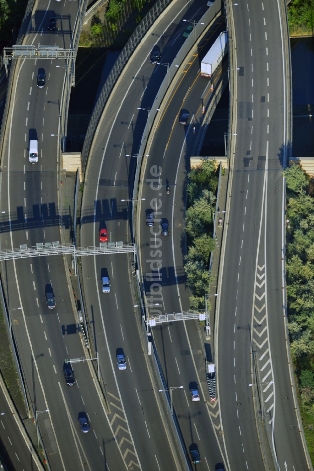 Luftaufnahme Berlin - Areal des Autobahndreieck der Stadtautobahn A100 / A113 Berlin