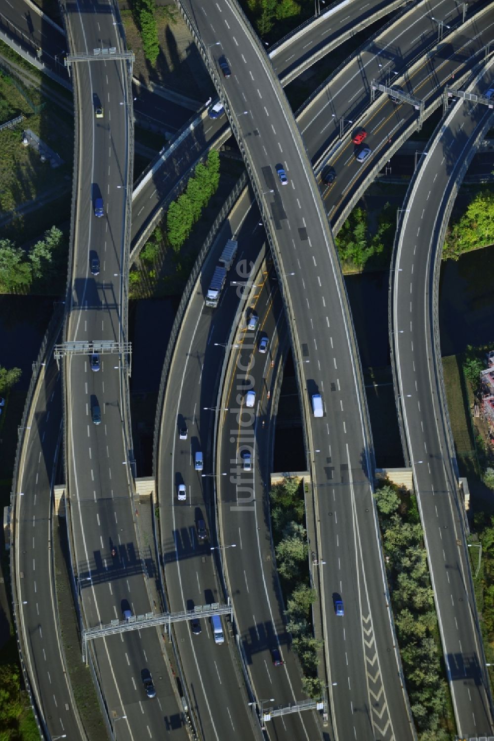 Berlin von oben - Areal des Autobahndreieck der Stadtautobahn A100 / A113 Berlin