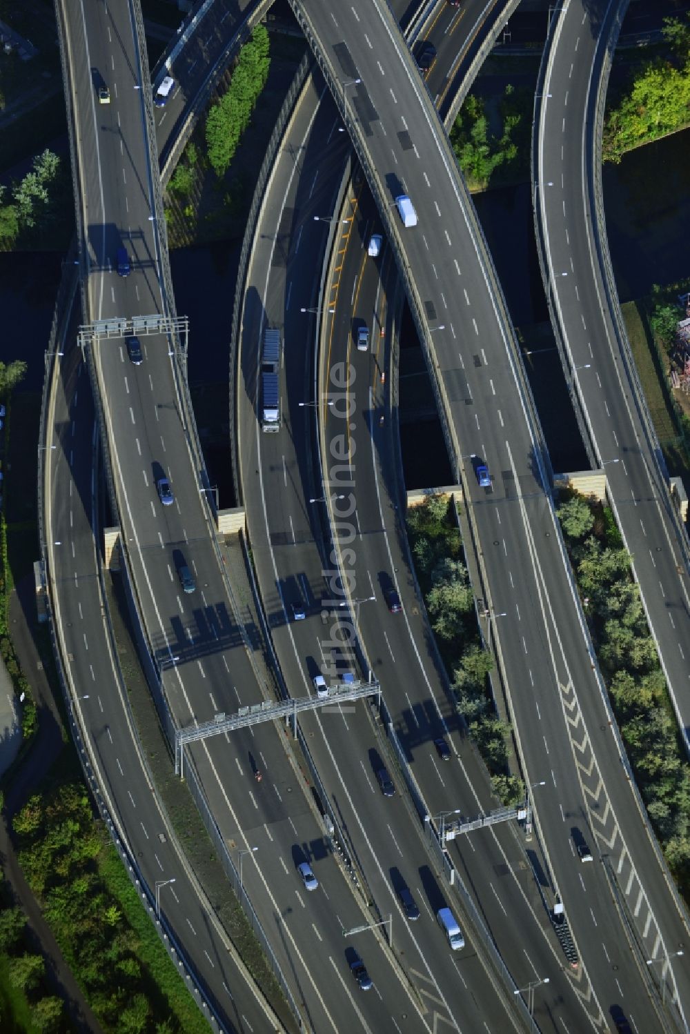 Berlin aus der Vogelperspektive: Areal des Autobahndreieck der Stadtautobahn A100 / A113 Berlin