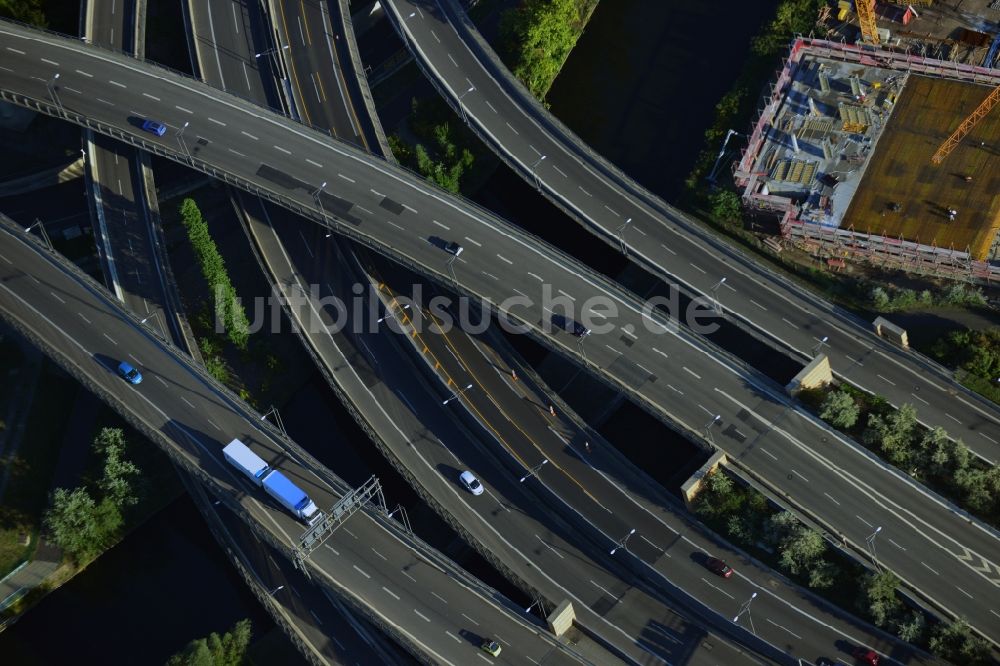 Luftaufnahme Berlin - Areal des Autobahndreieck der Stadtautobahn A100 / A113 Berlin