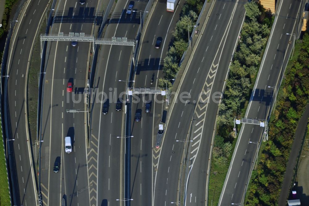 Berlin von oben - Areal des Autobahndreieck der Stadtautobahn A100 / A113 Berlin