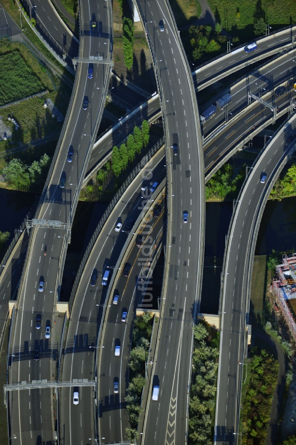 Berlin aus der Vogelperspektive: Areal des Autobahndreieck der Stadtautobahn A100 / A113 Berlin