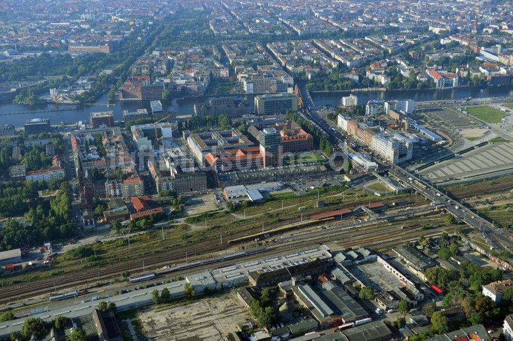 Berlin aus der Vogelperspektive: Areal des S-Bahnhofes Warschauer Straße in Berlin vor der geplanten Modernisierung