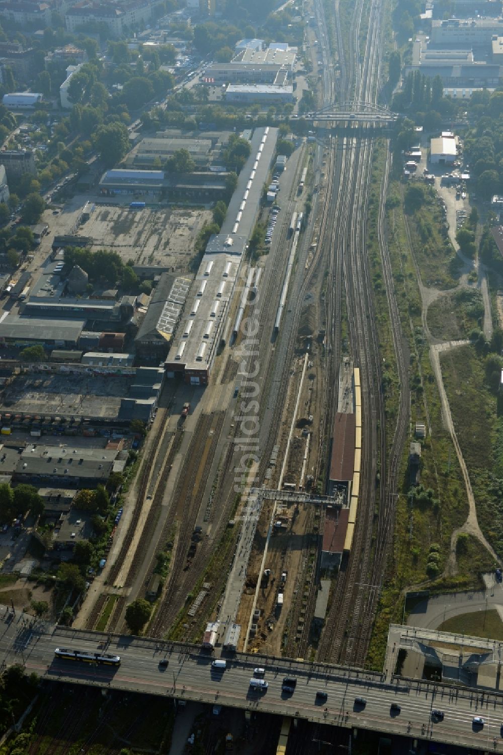 Berlin aus der Vogelperspektive: Areal des S-Bahnhofes Warschauer Straße in Berlin vor der geplanten Modernisierung