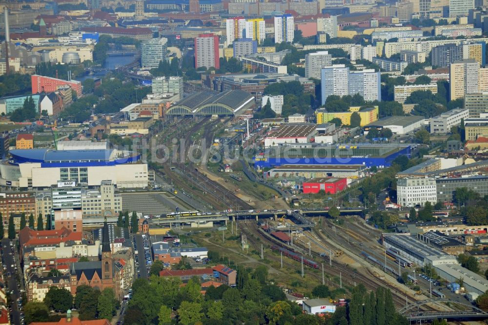 Luftaufnahme Berlin - Areal des S-Bahnhofes Warschauer Straße in Berlin vor der geplanten Modernisierung