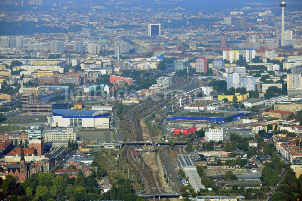 Berlin aus der Vogelperspektive: Areal des S-Bahnhofes Warschauer Straße in Berlin vor der geplanten Modernisierung