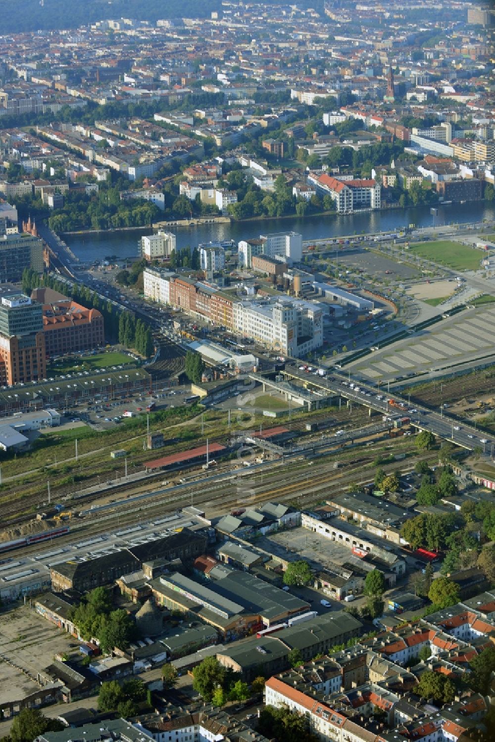 Luftaufnahme Berlin - Areal des S-Bahnhofes Warschauer Straße in Berlin vor der geplanten Modernisierung