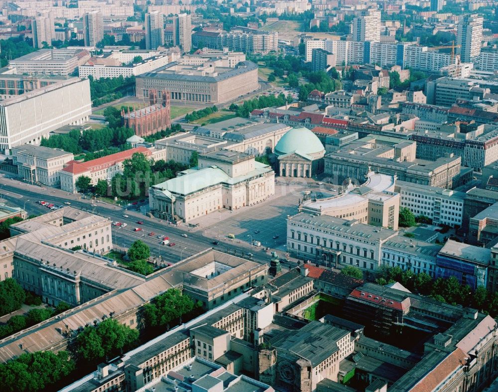 Berlin Mitte aus der Vogelperspektive: Areal am Bebelplatz mit der Allee Unter den Linden im Stadtteil Mitte des Zentrum Ost von Berlin