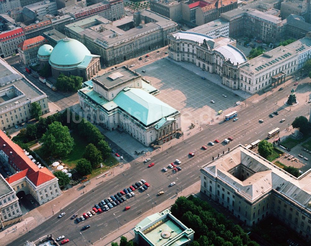 Luftbild Berlin Mitte - Areal am Bebelplatz mit der Allee Unter den Linden im Stadtteil Mitte des Zentrum Ost von Berlin