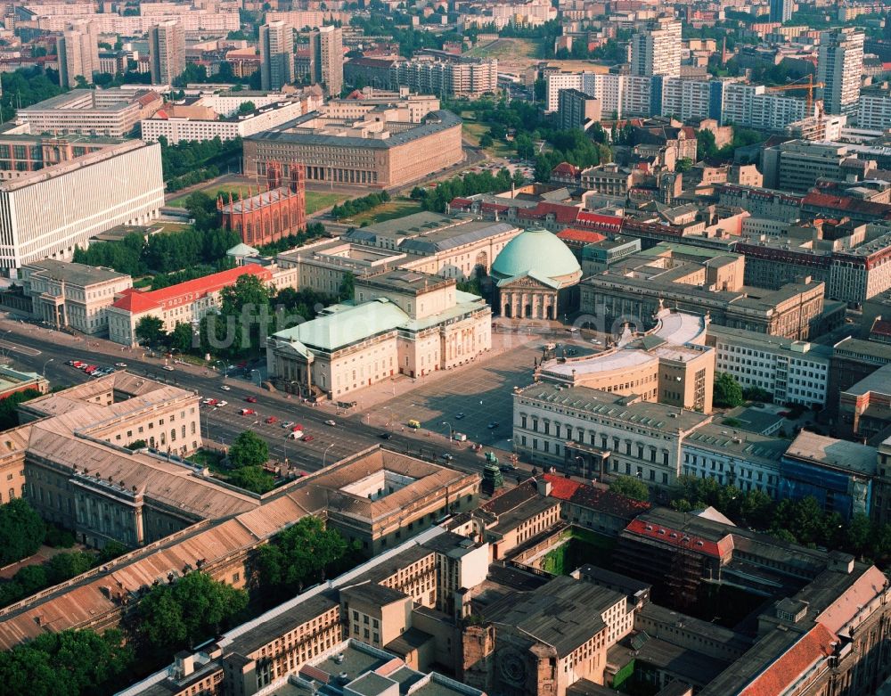 Berlin von oben - Areal am Bebelplatz mit der Allee Unter den Linden im Stadtteil Mitte des Zentrum Ost von Berlin