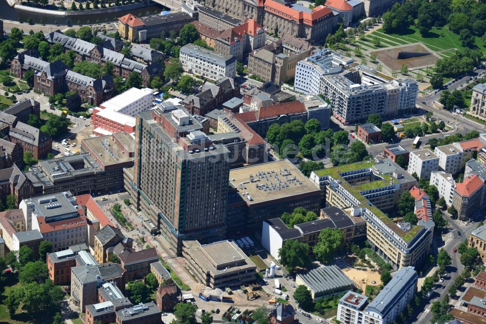 Luftbild Berlin Mitte - Areal am Berliner Charite mit dem Hochhaus der Universitätsklinik in Mitte in Berlin