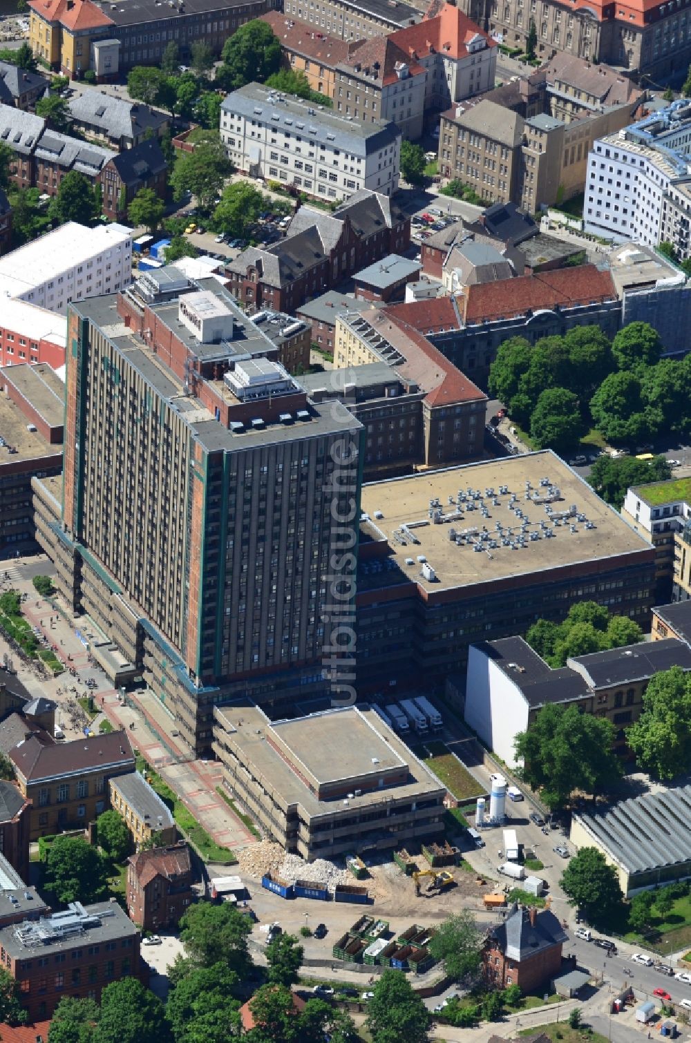 Luftaufnahme Berlin Mitte - Areal am Berliner Charite mit dem Hochhaus der Universitätsklinik in Mitte in Berlin