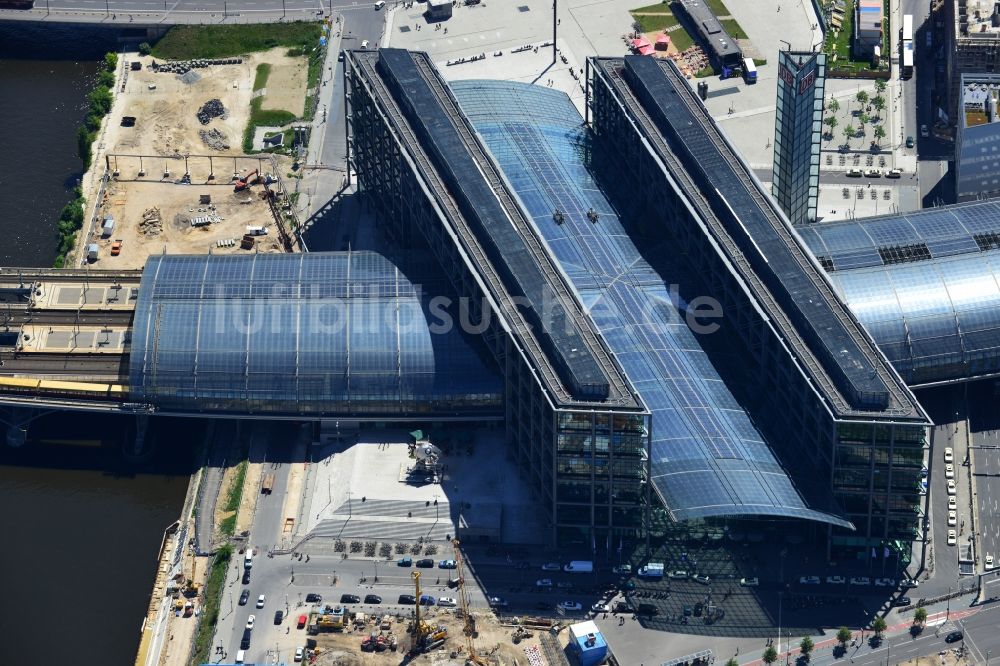 Berlin OT Moabit aus der Vogelperspektive: Areal am Berliner Hauptbahnhof am Spreeufer zum Humboldthafen in Berlin