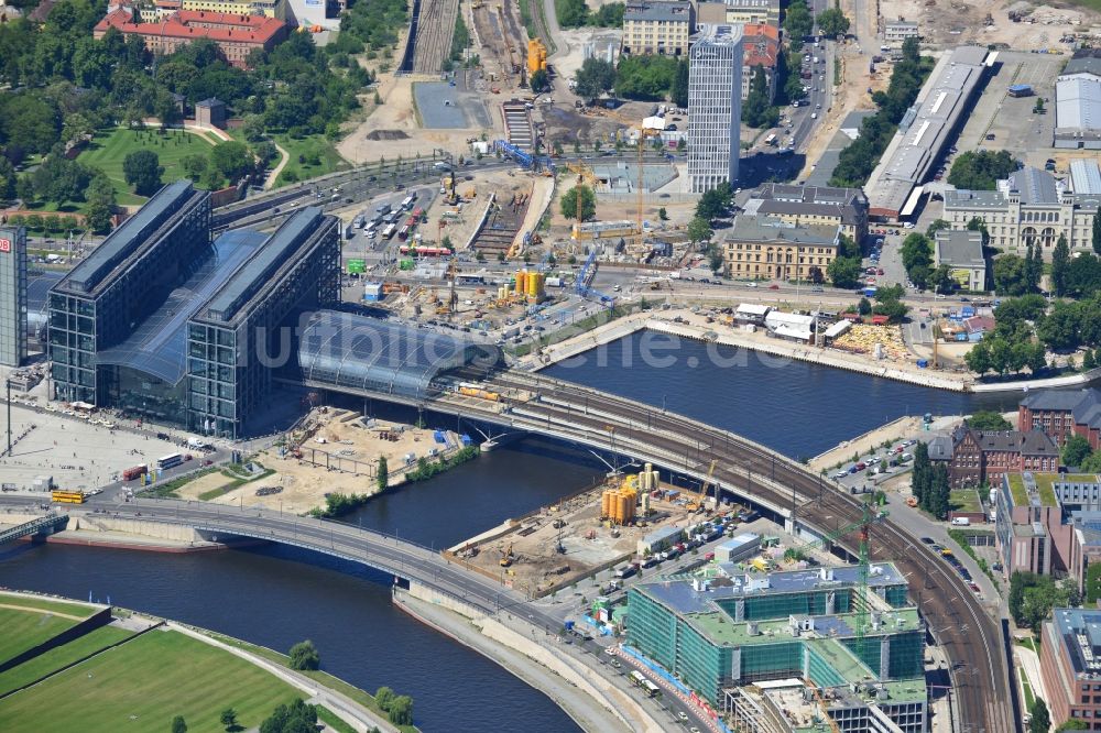 Berlin OT Moabit von oben - Areal am Berliner Hauptbahnhof am Spreeufer zum Humboldthafen in Berlin