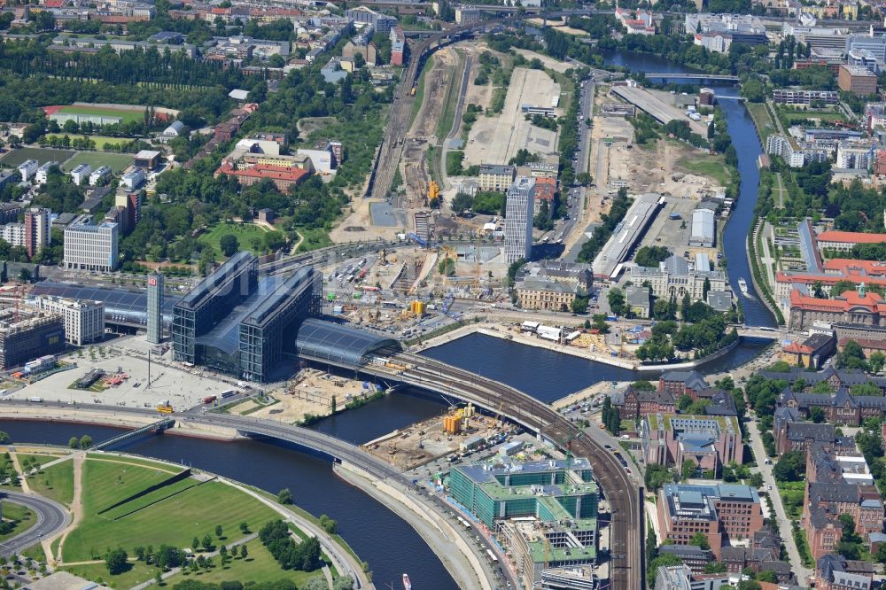 Berlin OT Moabit aus der Vogelperspektive: Areal am Berliner Hauptbahnhof am Spreeufer zum Humboldthafen in Berlin