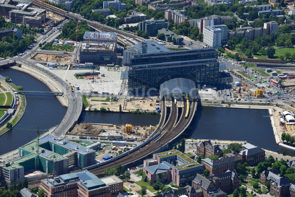 Berlin OT Moabit von oben - Areal am Berliner Hauptbahnhof am Spreeufer zum Humboldthafen in Berlin