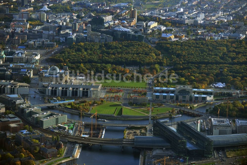 Berlin OT Moabit aus der Vogelperspektive: Areal am Berliner Hauptbahnhof am Spreeufer zum Humboldthafen in Berlin