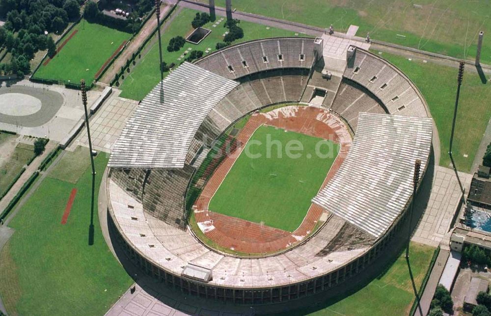 Berlin von oben - Areal des Berliner Olypiastadions auf dem Olymiapark Berlin vor dem Umbau / Modernisierung durch die WALTER BAU AG