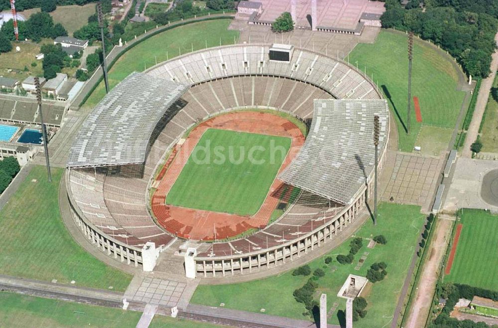 Berlin von oben - Areal des Berliner Olypiastadions auf dem Olymiapark Berlin vor dem Umbau / Modernisierung durch die WALTER BAU AG