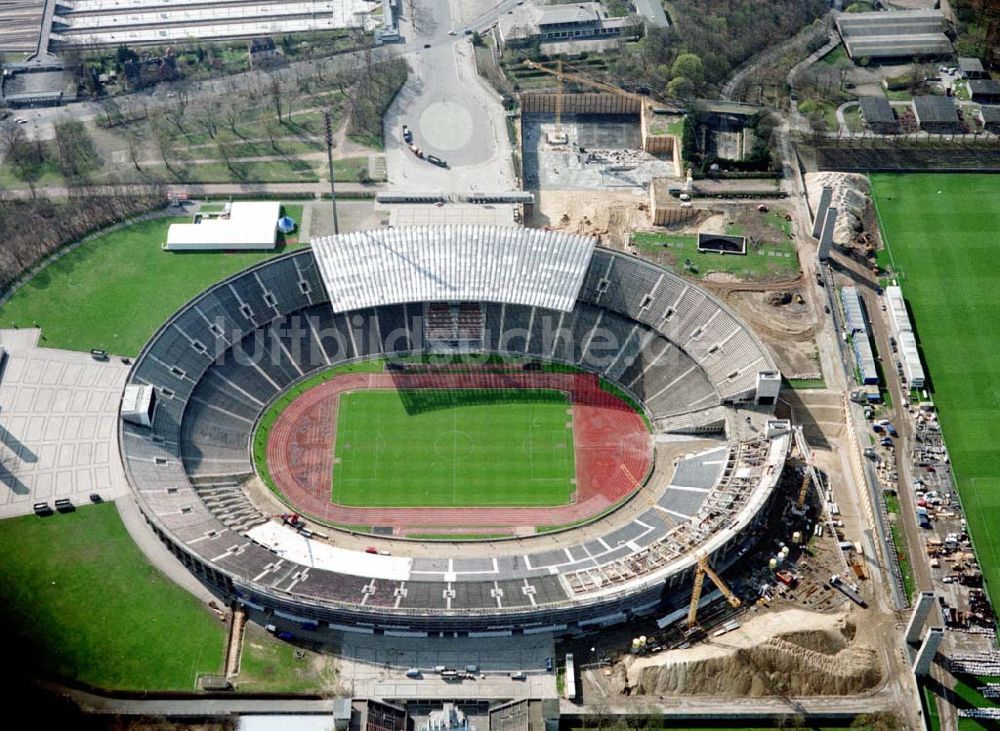 Berlin aus der Vogelperspektive: Areal des Berliner Olypiastadions auf dem Olymiapark Berlin während des Umbaus / Modernisierung durch die WALTER BAU AG