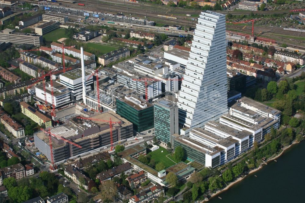 Basel aus der Vogelperspektive: Areal und Betriebsgelände der Pharmafirma Roche mit dem stadtbildprägenden Hochhaus in Basel in der Schweiz