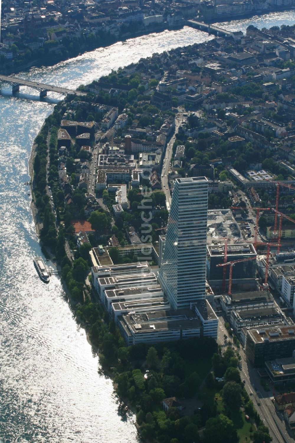 Luftbild Basel - Areal und Betriebsgelände der Pharmafirma Roche mit dem stadtbildprägenden Hochhaus in Basel in der Schweiz