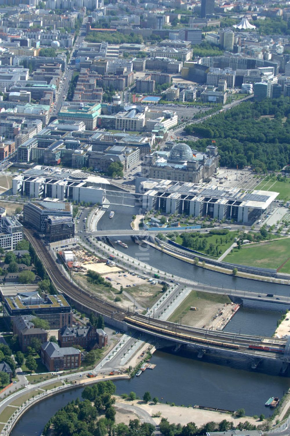 Berlin von oben - Areal des Bundespressestrandes in Berlin Mitte