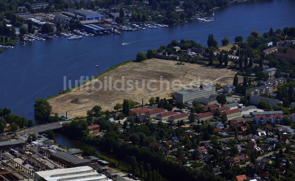 Luftaufnahme Berlin - Areal des ehemaligen VEB Chemiewerk Grünau am Ufer der Dahme im Stadtteil Köpenick in Berlin