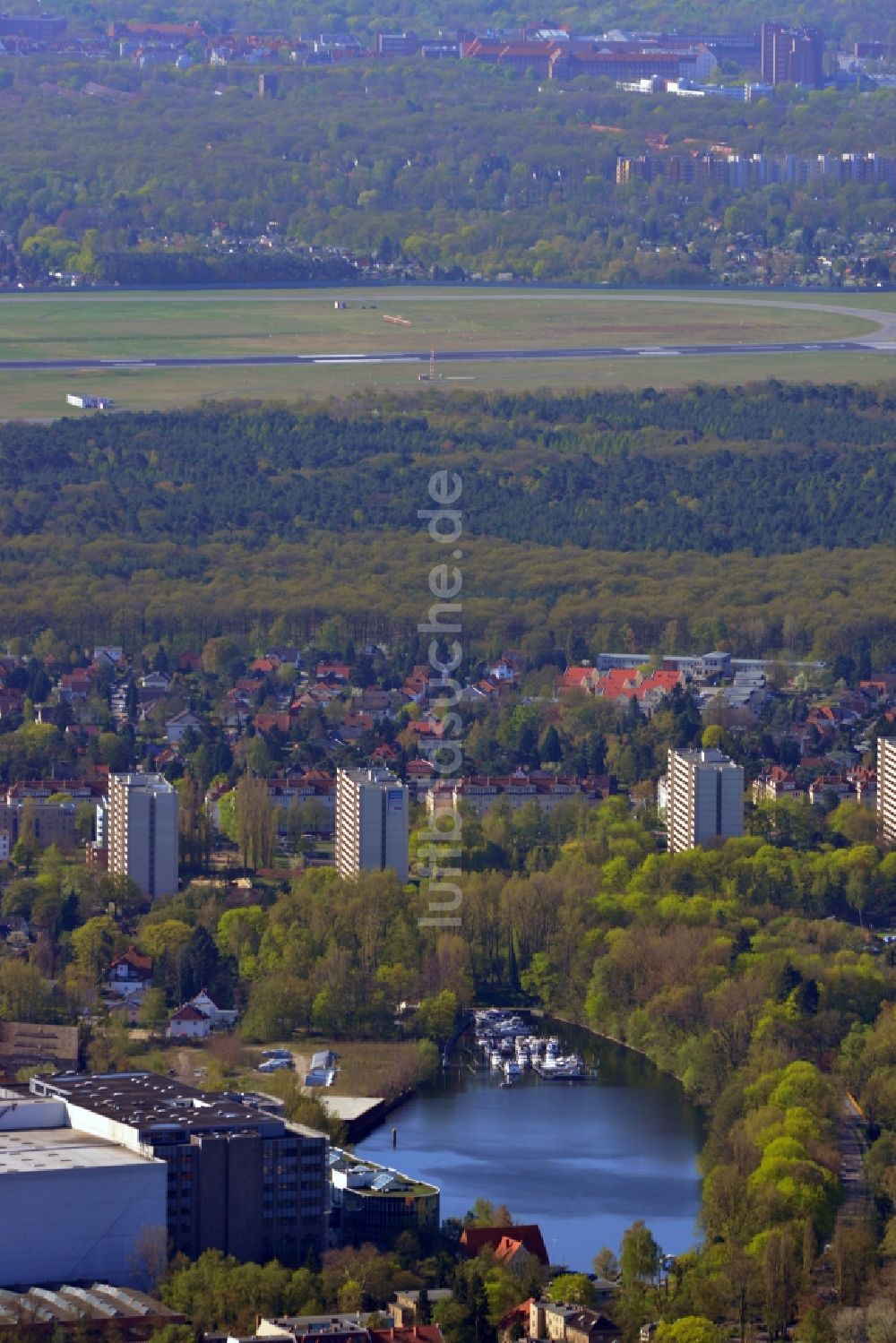 Berlin Reinickendorf aus der Vogelperspektive: Areal des Entwicklungsgebiet Borsighafen am Borsigdamm zum Tefeler See in Berlin Reinickendorf