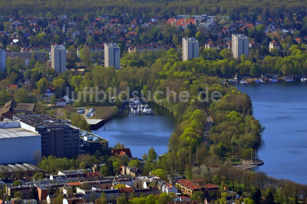 Luftbild Berlin Reinickendorf - Areal des Entwicklungsgebiet Borsighafen am Borsigdamm zum Tefeler See in Berlin Reinickendorf