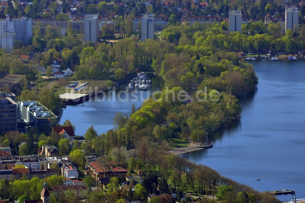 Berlin Reinickendorf aus der Vogelperspektive: Areal des Entwicklungsgebiet Borsighafen am Borsigdamm zum Tefeler See in Berlin Reinickendorf