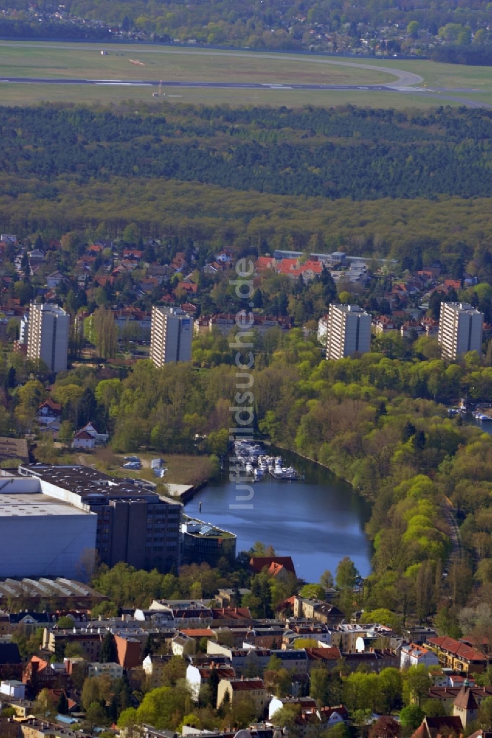 Luftaufnahme Berlin Reinickendorf - Areal des Entwicklungsgebiet Borsighafen am Borsigdamm zum Tefeler See in Berlin Reinickendorf